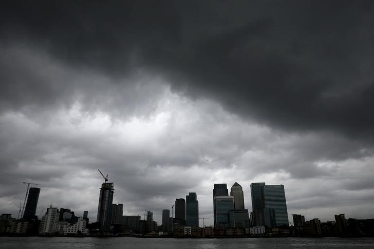 © Reuters. Rain clouds pass over Canary Wharf financial financial district in London