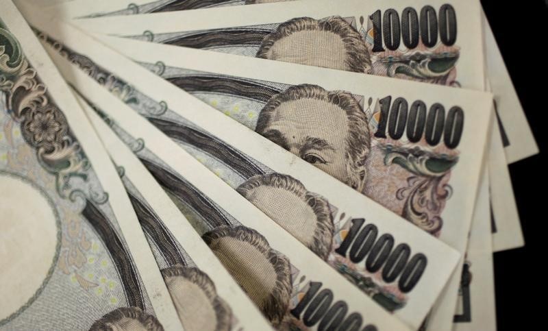 © Reuters. A picture illustration shows Japanese 10,000 yen notes featuring a portrait of Yukichi Fukuzawa, the founding father of modern Japan