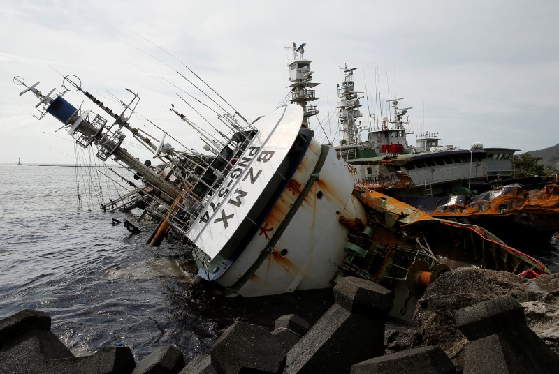 © Reuters. A partially capsized fishing ship is seen after Typhoon Meranti made landfall, in Kaohsiung