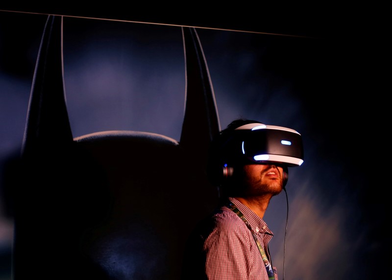 © Reuters. People try the new Sony VR headset during Sony Corporation's PlayStation 4 E3 2016 event in Los Angeles