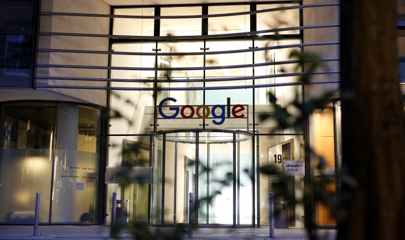 © Reuters. Google logo adorns entrance of Google Germany headquarters in Hamburg