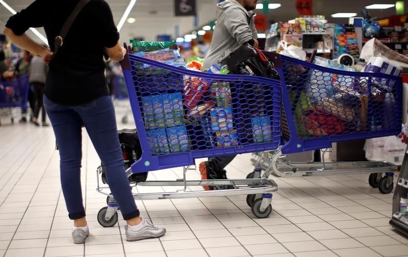 © Reuters. Francia, in un supermercato di Nizza