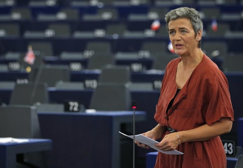 © Reuters. European Commissioner for Violation of EU Treaties Vestager addresses the European Parliament in Strasbourg, France, during a debate on Ireland's tax dealings with Apple Inc