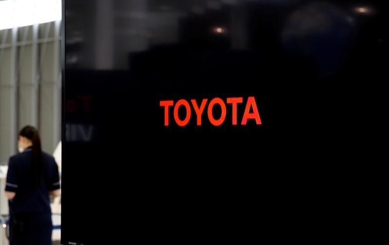 © Reuters. A logo of Toyota Motor Corp is seen at the company's showroom in Tokyo