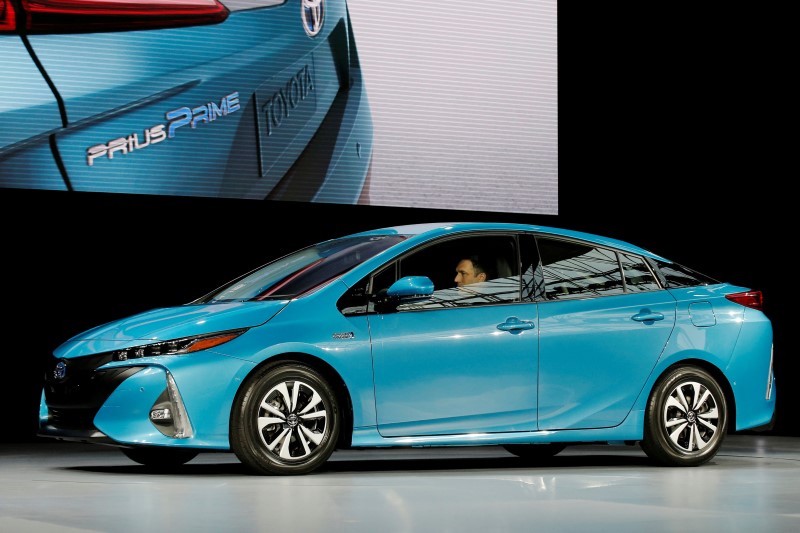 © Reuters. A Toyota Prius Prime is seen during the media preview of the 2016 New York International Auto Show in Manhattan, New York
