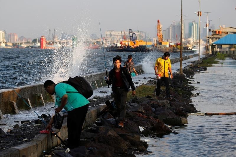 © Reuters. إندونيسيا تستأنف بناء "الحائط البحري العملاق" لحماية جاكرتا من الغرق
