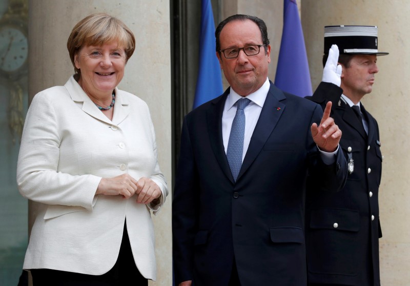 © Reuters. French President Hollande welcomes German Chancellor Merkel as she arrives for a meeting ahead of the upcoming EU summit at the Elysee Palace in Paris