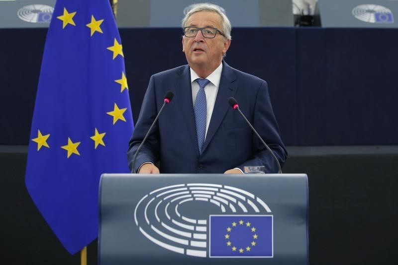 © Reuters. European Commission President Juncker addresses the European Parliament during a debate on The State of the European Union in Strasbourg