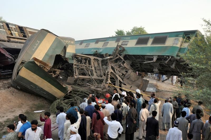 © Reuters. مقتل 4 وإصابة عشرات في حادث تصادم قطارين بباكستان