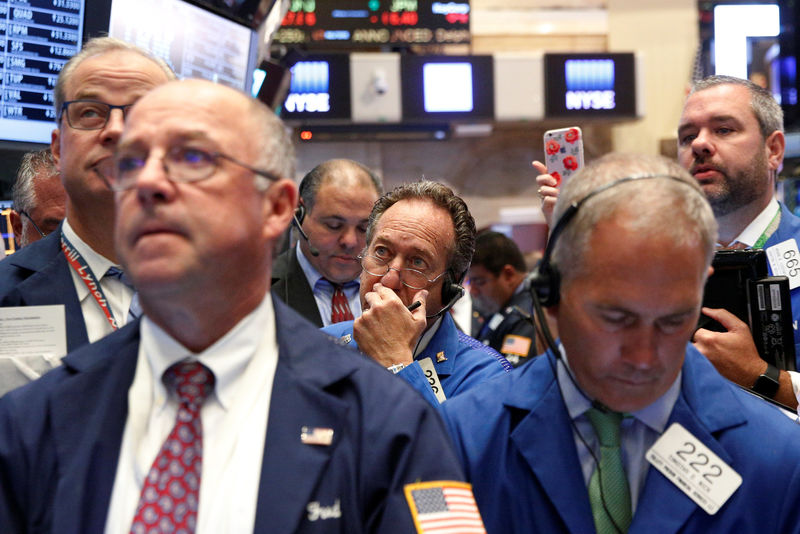 © Reuters. Traders work on the floor of the New York Stock Exchange (NYSE) in New York