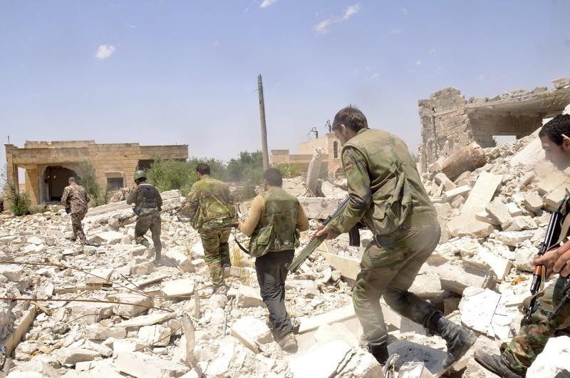© Reuters. روسيا تقول الجيش السوري بدأ الانسحاب من طريق الكاستيلو
