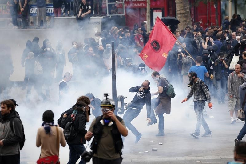 © Reuters. شرطة فرنسا تطلق الغاز المسيل للدموع على محتجين على إصلاح قانون العمل