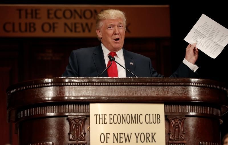 © Reuters. Republican presidential nominee Donald Trump speaks to the Economic Club of New York luncheon in Manhattan