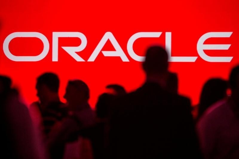 © Reuters. People gather prior to keynote speech at the All Things Oracle OpenWorld Summit in San Francisco