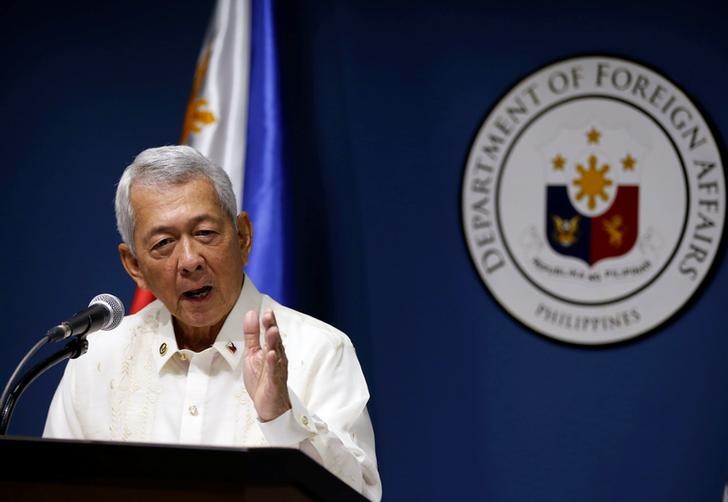 © Reuters. Philippines Foreign Affairs Secretary Perfecto Yasay speaks during a news conference at the Department of Foreign Affairs in Pasay city Metro Manila