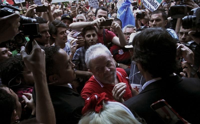 © Reuters. Lula, depois de pronunciamento em São Paulo