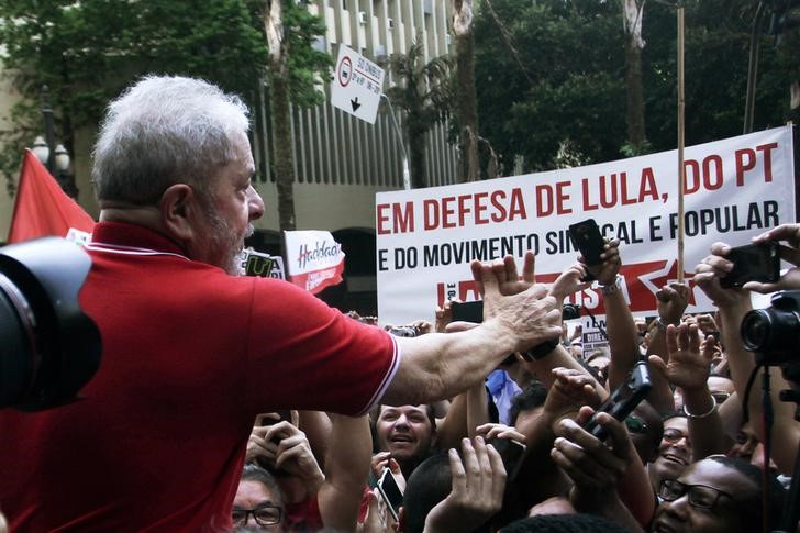 © Reuters. Ex-presidente Luiz Inácio Lula da Silva acena para simpatizantes após dar declaração à imprensa em São Paulo