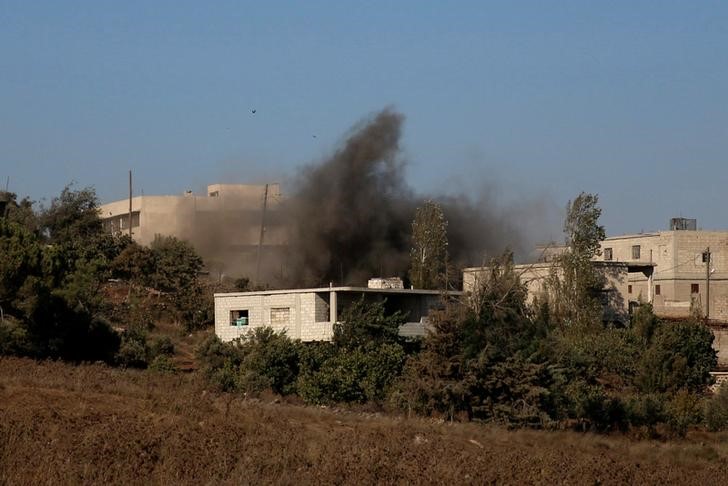 © Reuters. Fumaça em cidade síria controlada por rebeldes de Jubata al-Khashab