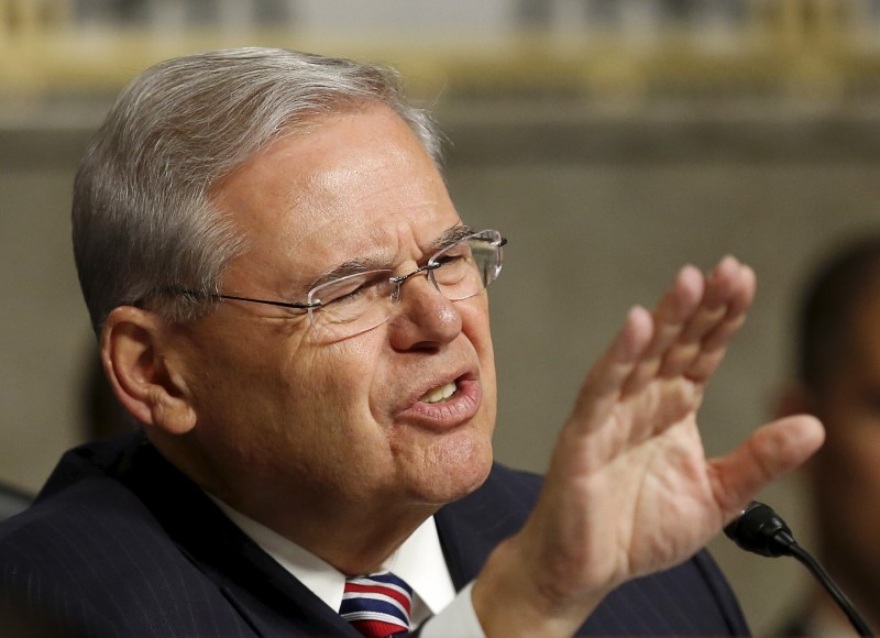 © Reuters. US Senator Menendez questions Secretary of State Kerry at Senate Foreign Relations Committee in Washington