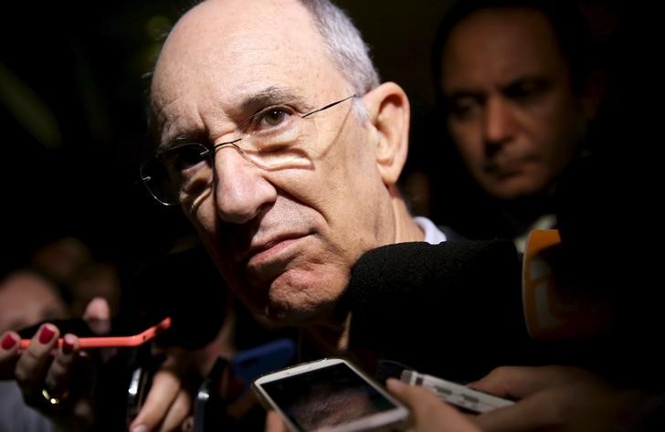 © Reuters. Presidente do Partido dos Trabalhadores (PT), Rui Falcão, fala com jornalistas em São Paulo