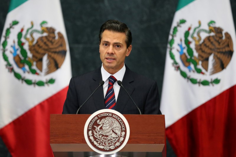 © Reuters. Mexico's President Enrique Pena Nieto delivers a speech to the media to announce new cabinet members at Los Pinos presidential residence in Mexico City