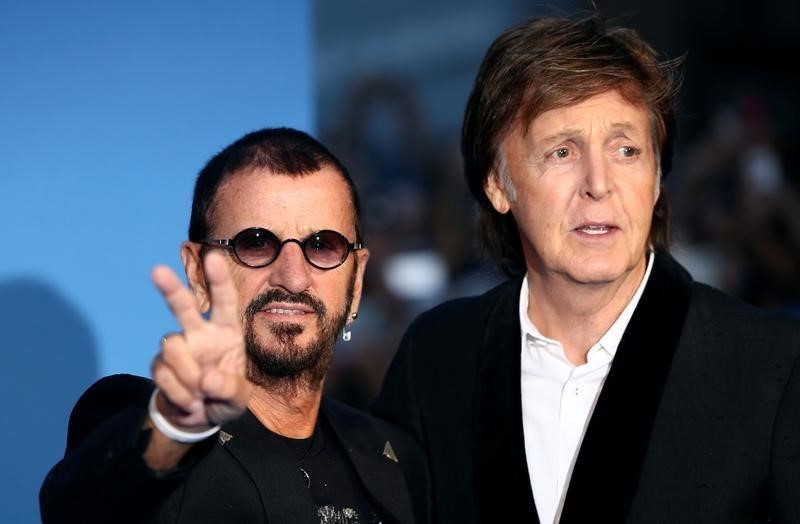 © Reuters. Ringo Starr e Paul McCartney durante lançamento de documentário dos Beatles