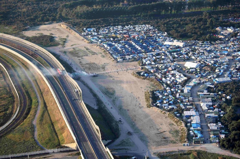 © Reuters. An aerial view shows makeshift shelters where migrants live in what is known as the "Jungle", a sprawling camp in Calais