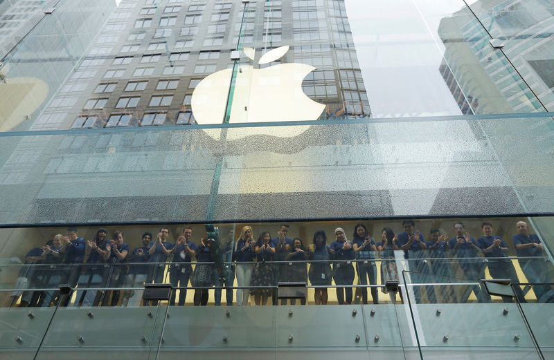 © Reuters. Apple employees cheer as the first customers to purchase new iPhone 7 walk in the door at Australia's flagship Apple store in Sydney