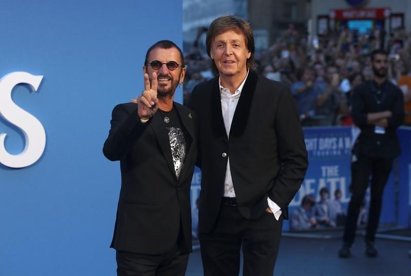 © Reuters. Former Beatles Ringo Starr and Paul McCartney attend the world premiere of The Beatles: 'Eight Days a Week - The Touring Years' in London