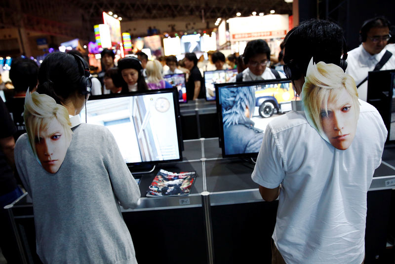 © Reuters. People play video game 'Final Fantasy XV' at Tokyo Game Show 2016 in Chiba