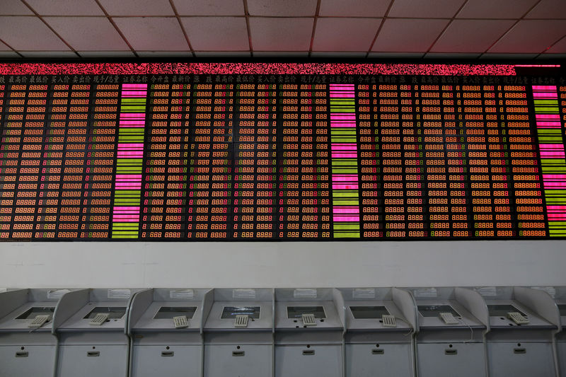 © Reuters. An electronic stock information board displaying zero numbers on the latests stock prices before the opening of the first trading day after the week-long Lunar New Year holiday at a brokerage house in Shanghai