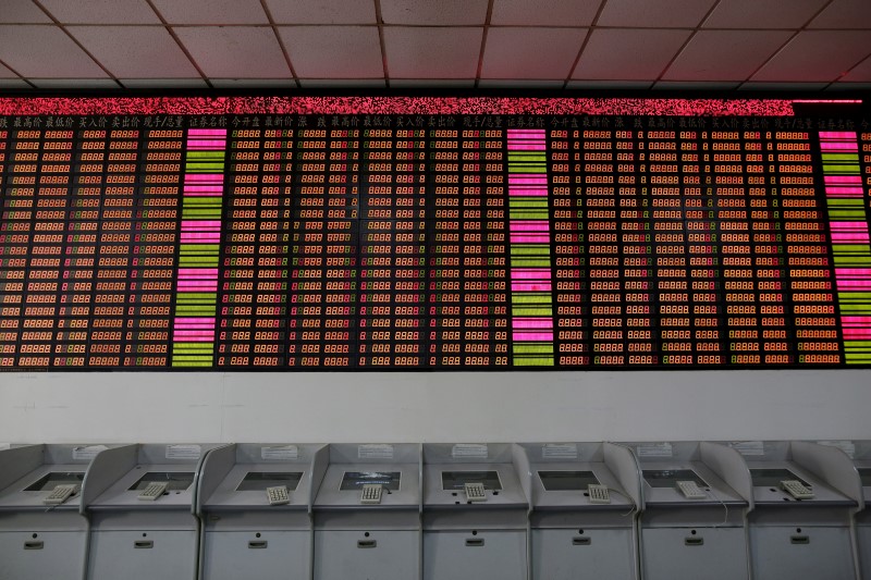 © Reuters. An electronic stock information board displaying zero numbers on the latests stock prices before the opening of the first trading day after the week-long Lunar New Year holiday at a brokerage house in Shanghai