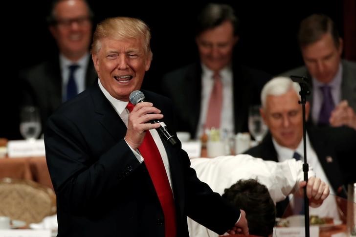 © Reuters. Republican presidential nominee Donald Trump gestures as he speaks to the Economic Club of New York luncheon in Manhattan