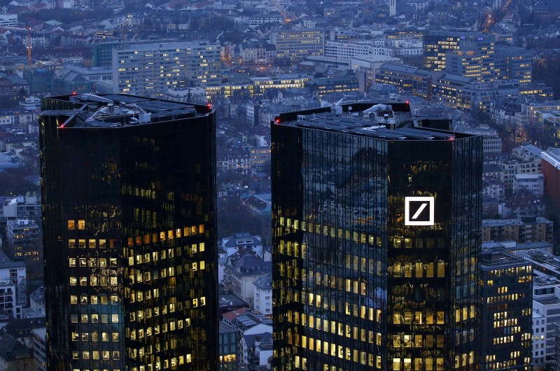 © Reuters. Deutsche Bank dice EEUU le pide 14.000 mlns dlrs para resolver caso hipotecas