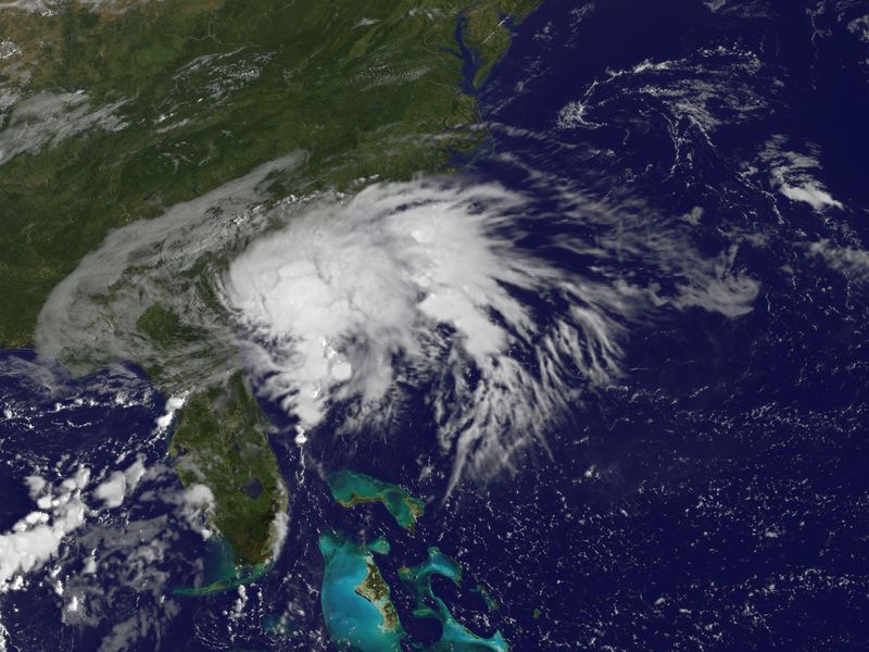 © Reuters. جوليا تتحول إلى عاصفة مدارية مجددا قبالة الساحل الشرقي الأمريكي