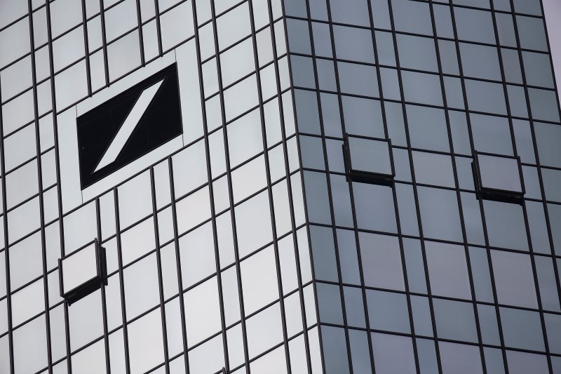 © Reuters. Bolsa europeas abren encaminadas a una caída semanal, Deutsche Bank cae
