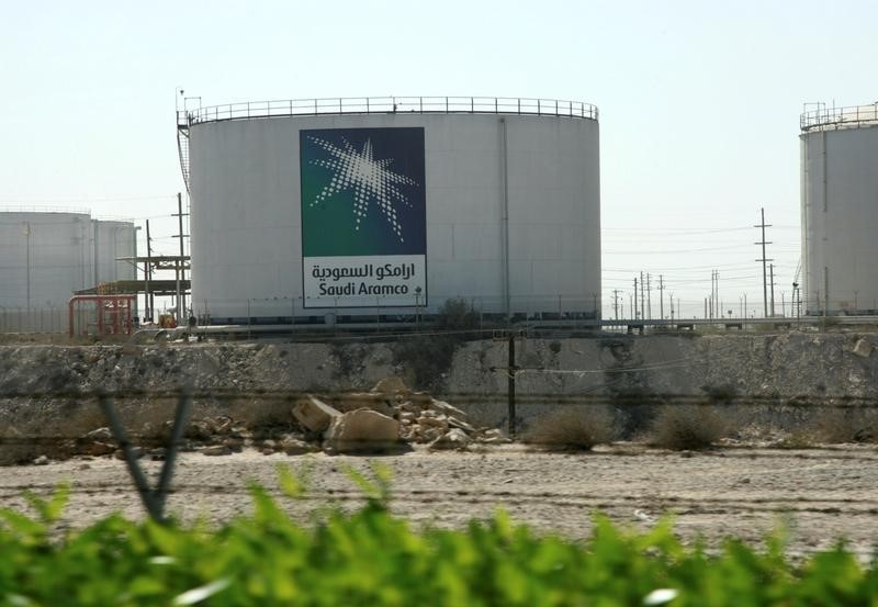 © Reuters. Oil tanks seen at the Saudi Aramco headquarters during a media tour at Damam city