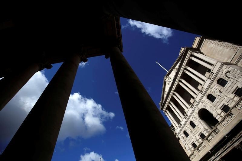 © Reuters. The Bank of England is seen through the columns on the Royal Exchange building in London