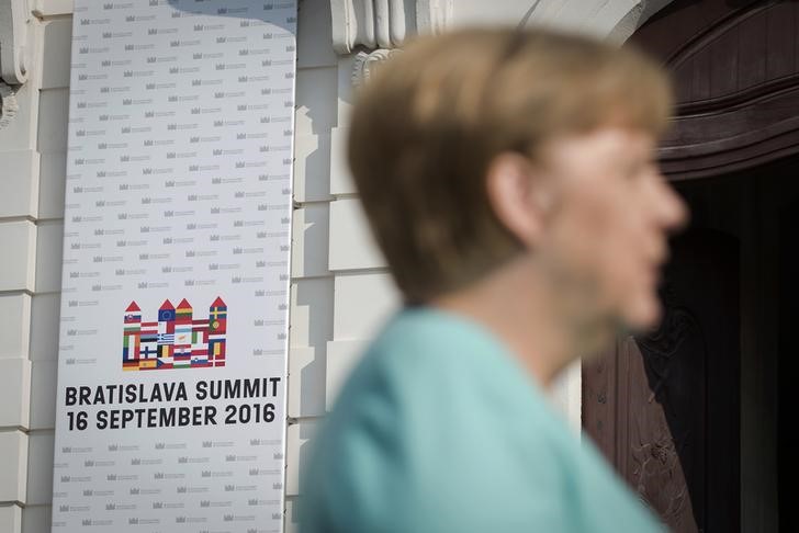 © Reuters. La cancelliera tedesca Angela Merkel arrives arriva al summit Ue di Bratislava.