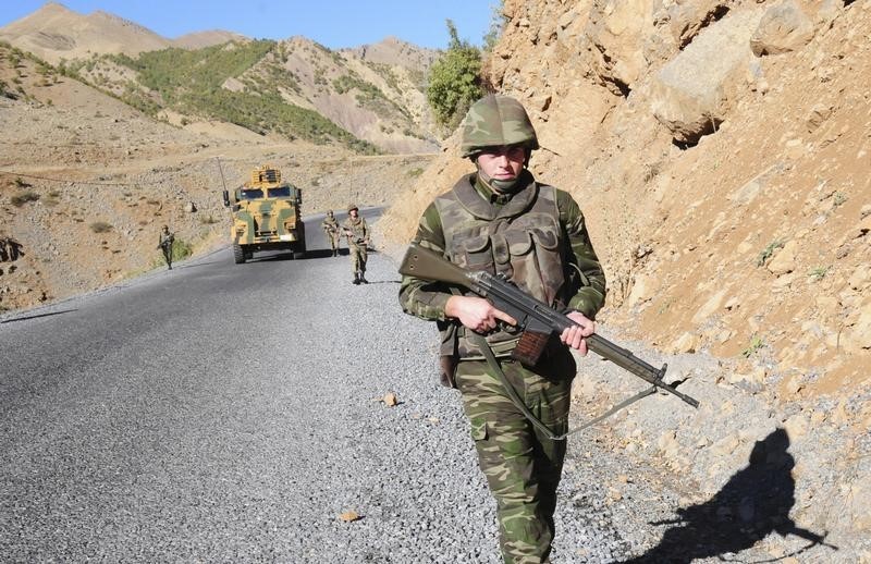 © Reuters. مصادر: الجيش التركي يقتل مسلحين أكرادا يشتبه في اغتيالهم سياسيا