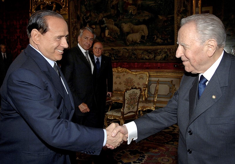 © Reuters. Italy's PM Berlusconi meets President Ciampi to hand in his government's resignation in Rome