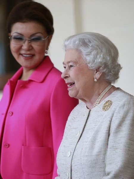 © Reuters. Britain's Queen Elizabeth speaks with Dariga Nazarbayeva, daughter of Kazakh President Nursultan Nazarbayev, as she arrives at Buckingham Palace in London, Britain