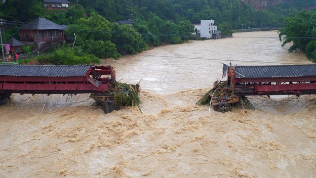 © Reuters. Ponte quebrada na China após passagem do tufão Meranti