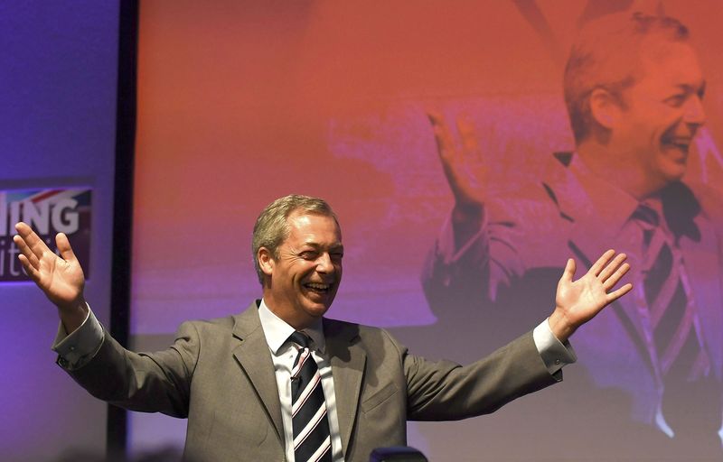 © Reuters. Nigel Farage, the outgoing leader of the United Kingdom Independence Party, gestures as he takes to the stage to speak at the party's annual conference in Bournemouth