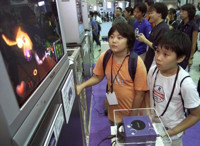 © Reuters. ما المدة التي ينبغي أن يقضيها الأطفال أمام ألعاب الفيديو؟