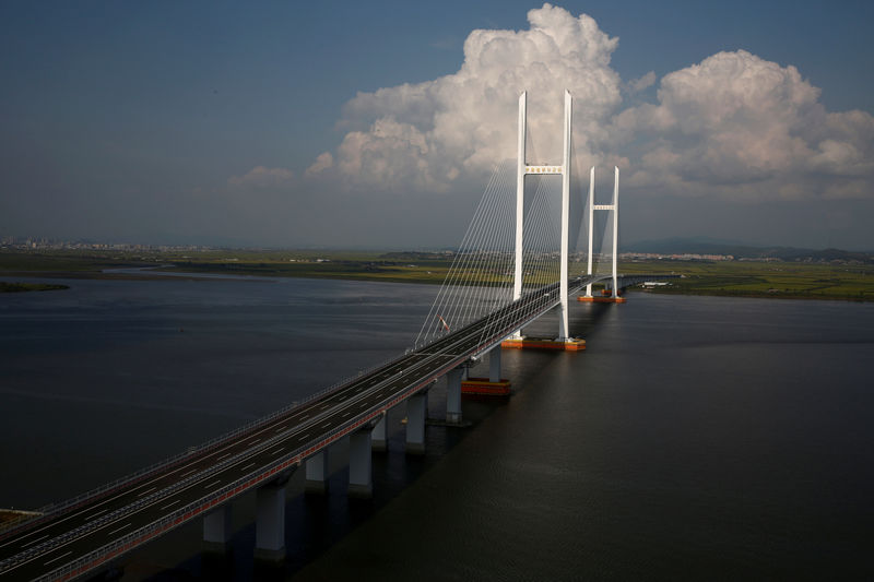 © Reuters. A general view shows the unfinished New Yalu River bridge that was designed to connect China's Dandong New Zone, Liaoning province, and North Korea's Sinuiju.