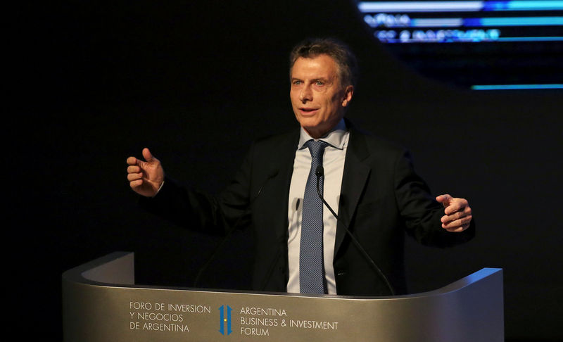 © Reuters. Argentina's President Macri speaks during the official opening session of the Argentina Business and Investment Forum 2016 in Buenos Aires