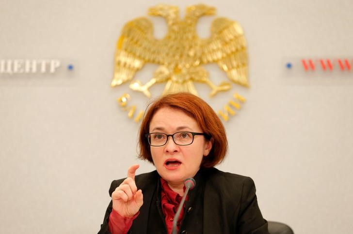 © Reuters. Эльвира Набиуллина выступает не пресс-конференции в Москве