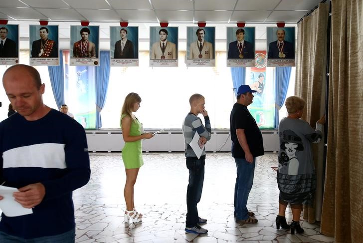 © Reuters. Люди на участке для голосования в Минске