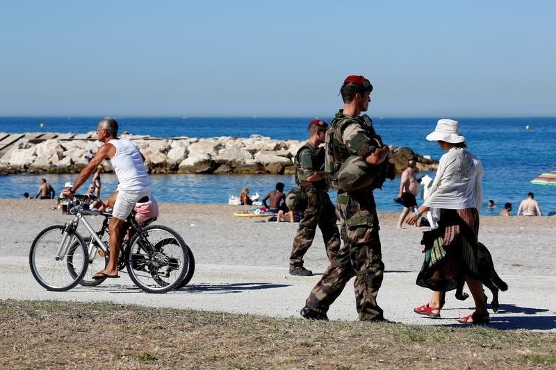 © Reuters. French soldiers secure the beach of Marseille